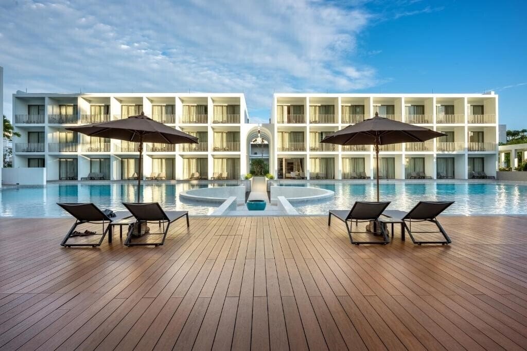 Фото Patong Beach Hotel by See2Sea 4*