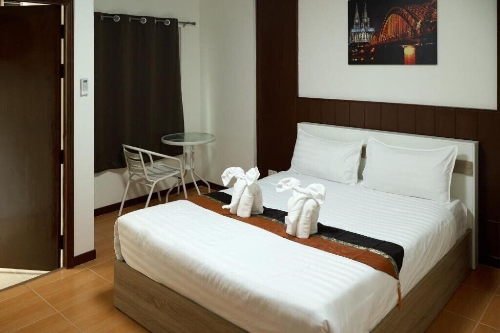Отель Azure Palace 3*