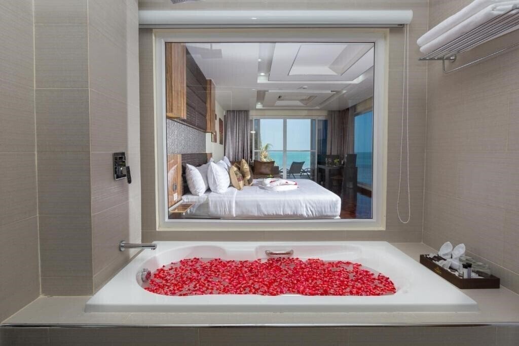 Отель Royal Beach Boutique Resort & SPA 4*