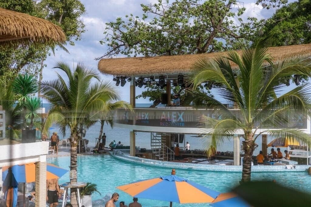 Отель Ark Bar Beach Resort 3*