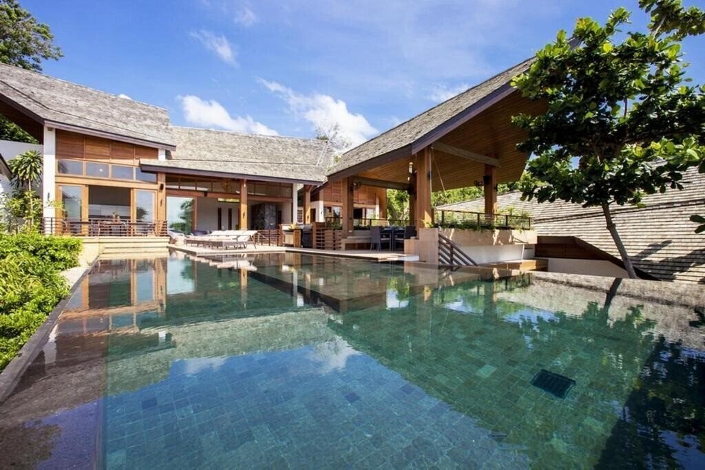 Отель Baan Hinyai 4*