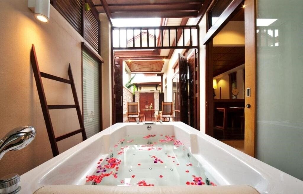 Фото The Sarann 4*