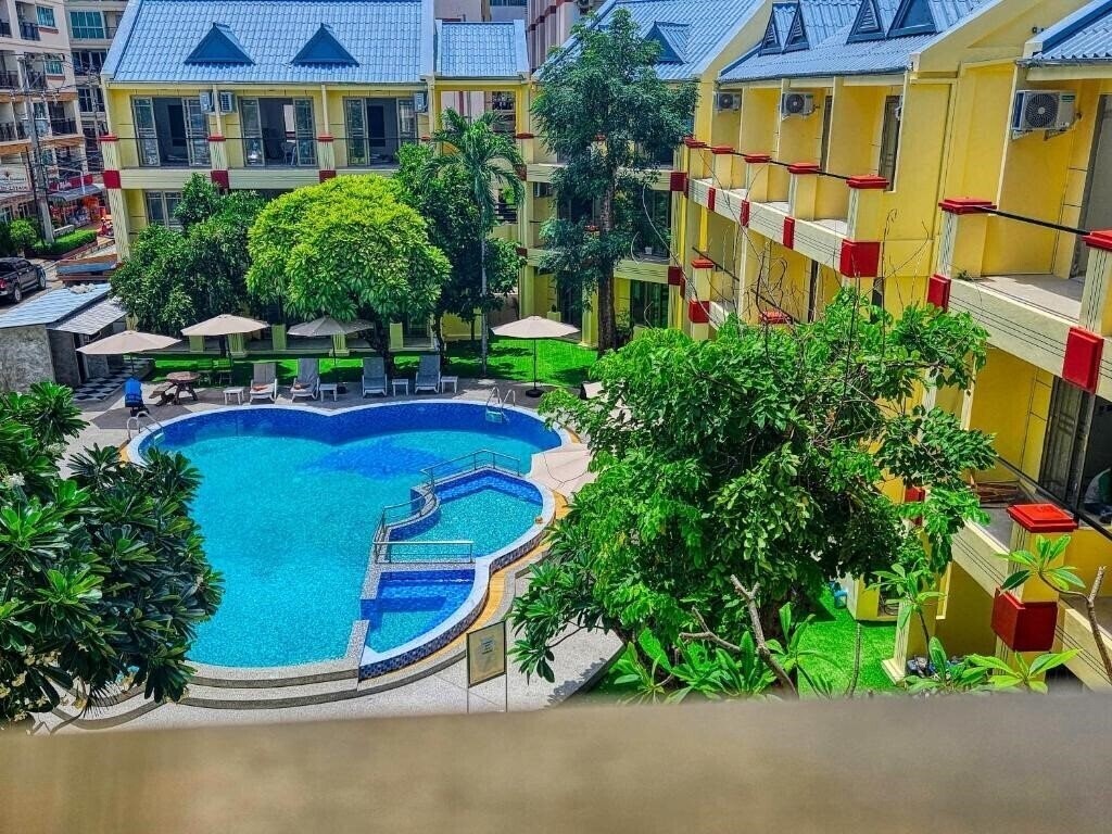 Отель Mermaid Beach Resort 3*