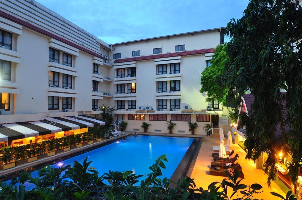 Отель Beverly Plaza 3*