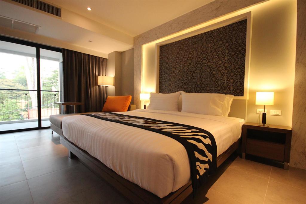 Отель Season Five Hotel 4*