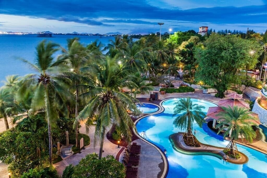 Отель Cholchan Pattaya Beach Resort 4*