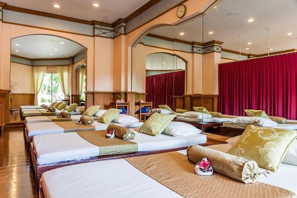 Фото Cholchan Pattaya Beach Resort 4*