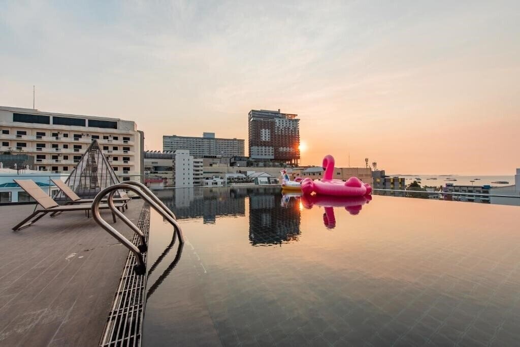 Отель Blackwoods Hotel Pattaya 5*