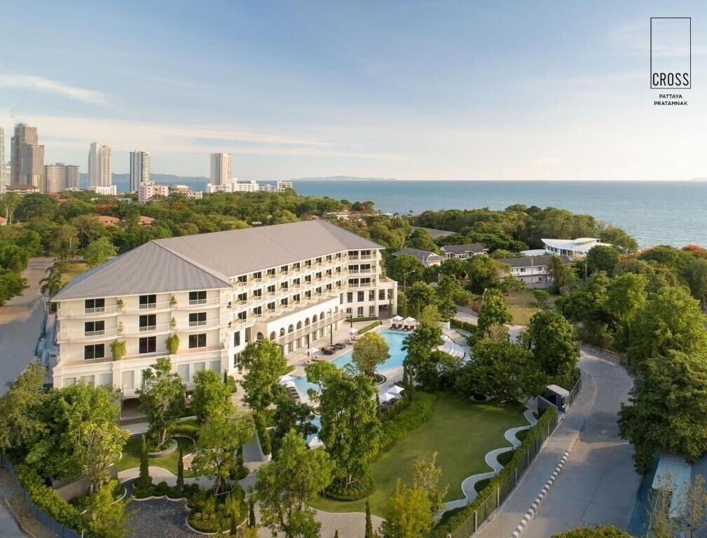 Отель Cross Pattaya Pratamnak 5*