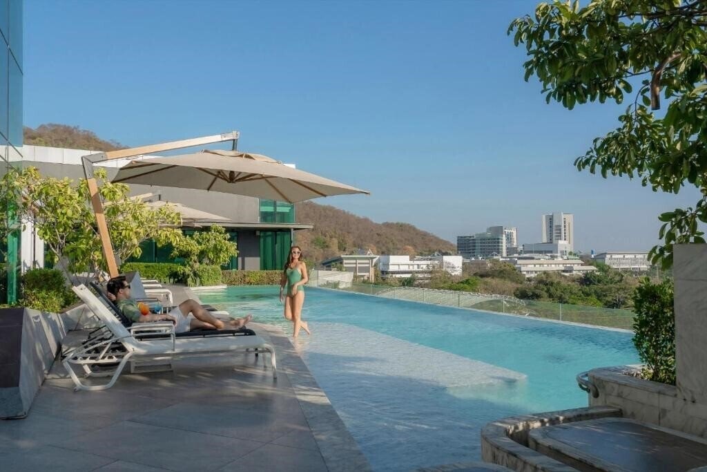 Отель Holiday Inn & Suites Siracha Laemchabang 4*