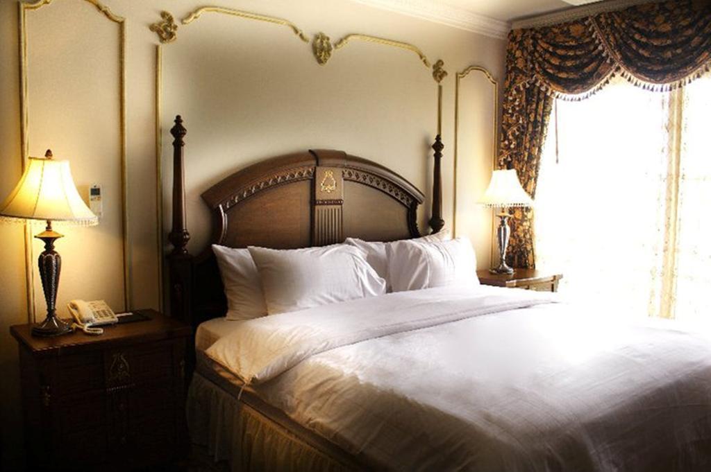 Отель Four Seasons Place 3*