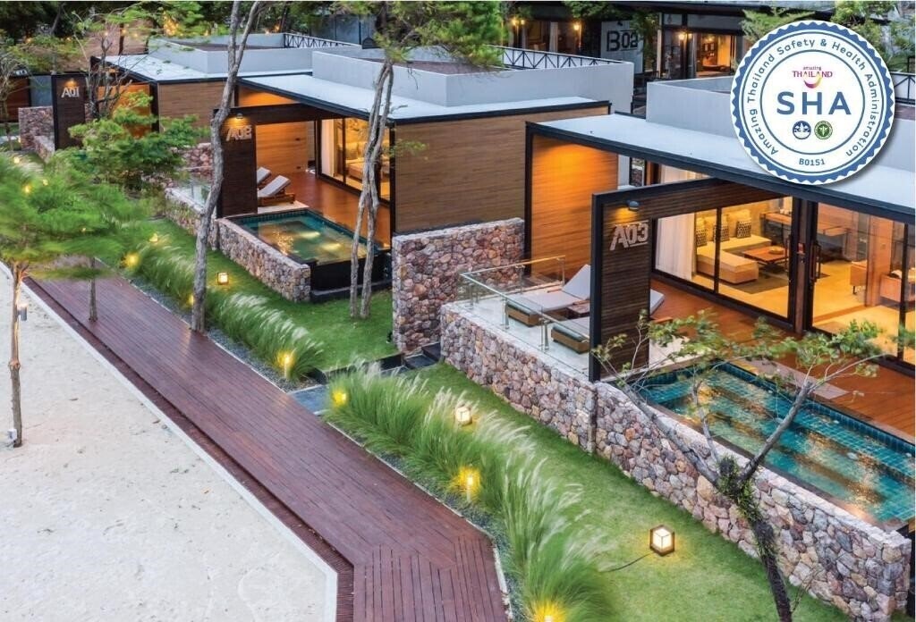 Отель The Cabin Beach Resort 4*