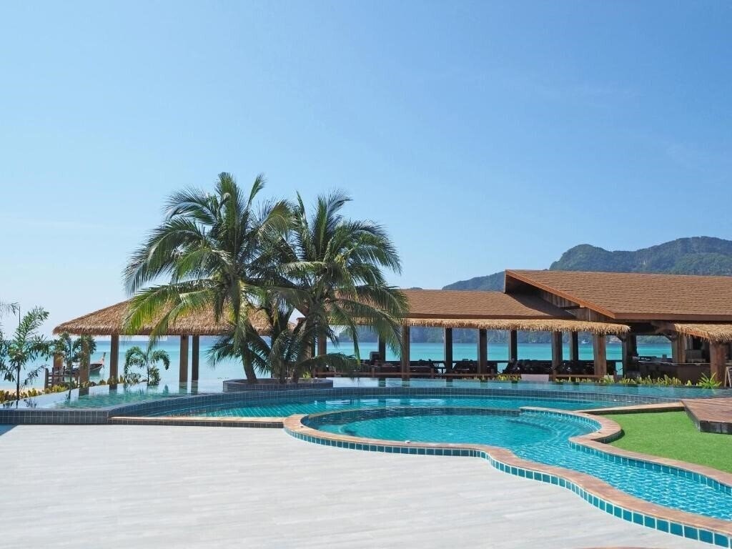 Изображение Andaman Beach Resort - Phi Phi 4*
