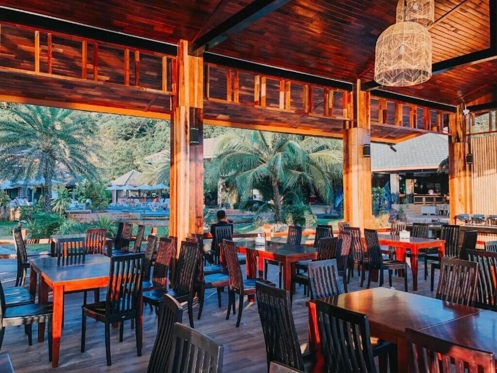 Картинка Andaman Beach Resort - Phi Phi 4*