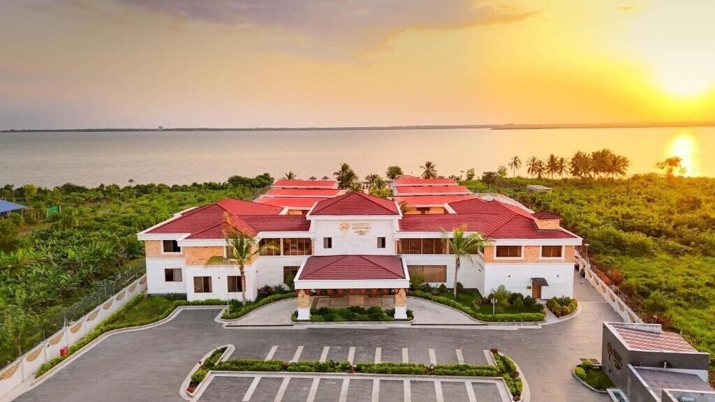 Отель Treetop by Eight Continents 5*