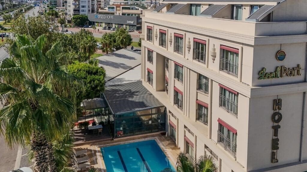 Отель Leaf Port Hotel 3*