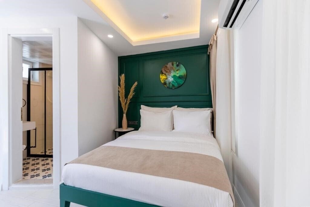 Картинка Kiana Kaleici 2*