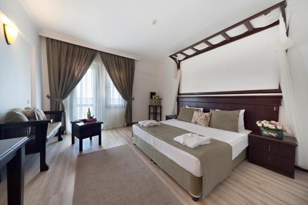 Фото Crystal Hotel Gumusluk 4*