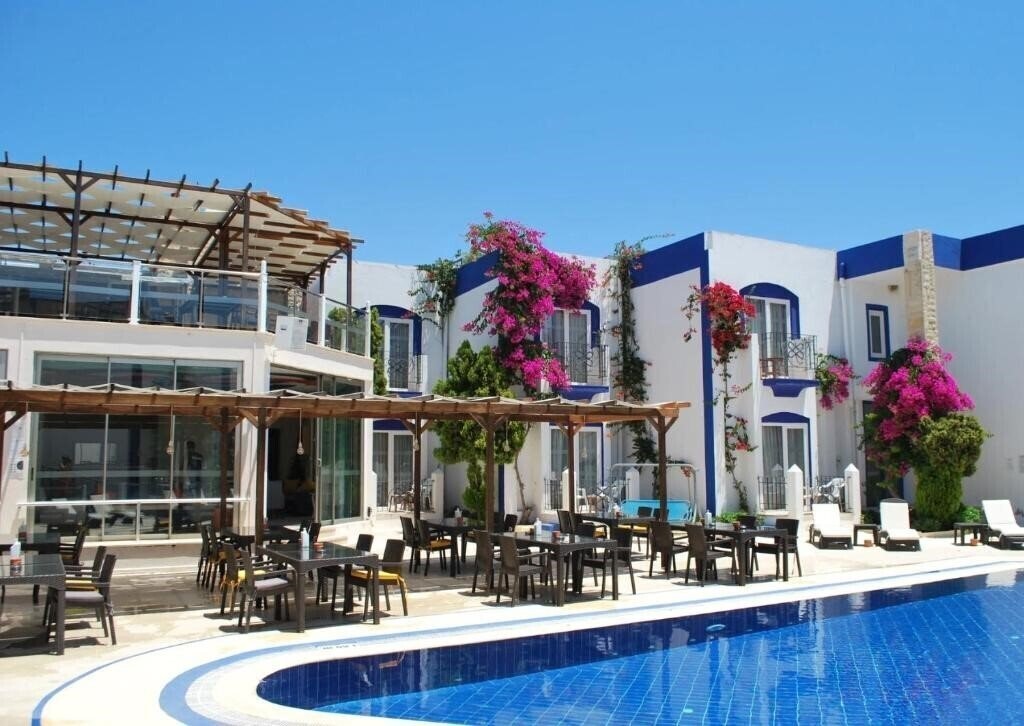 Отель Serpina Hotel 3*