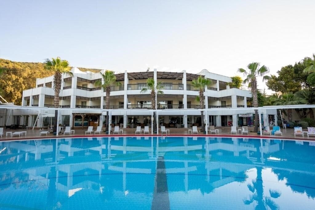 Отель Latanya Park Resort 4*