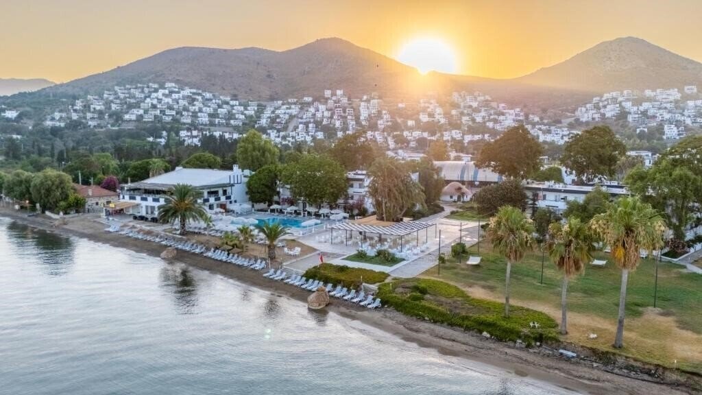 Отель Regulus Beach Resort 4*
