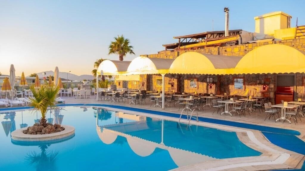 Отель Sunpoint Suites Hotel 3*