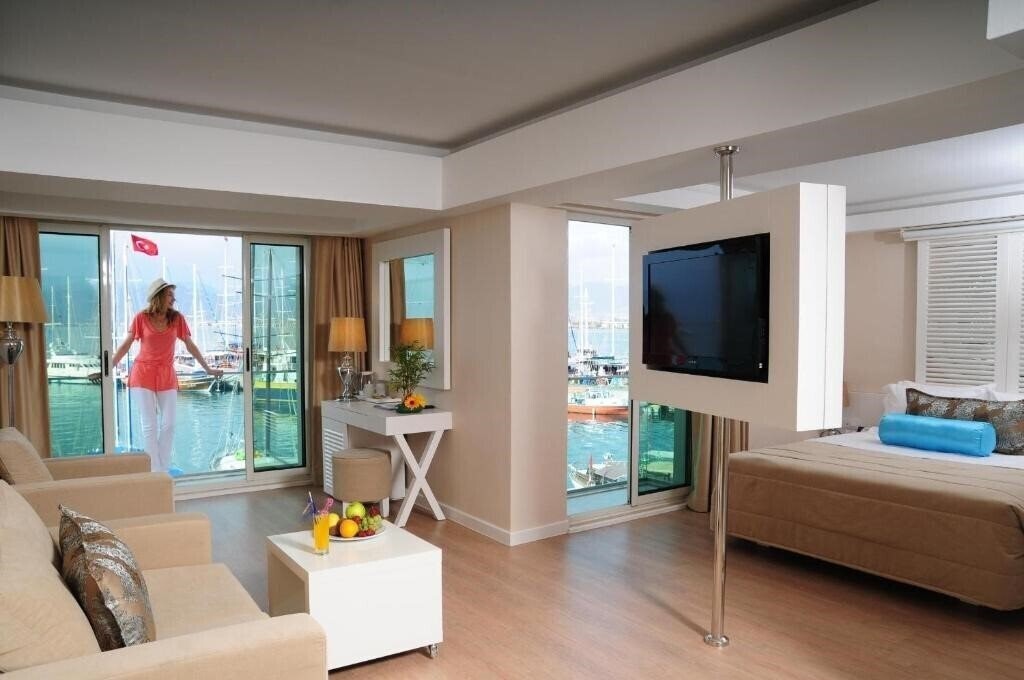 Отель Alesta Yacht 4*