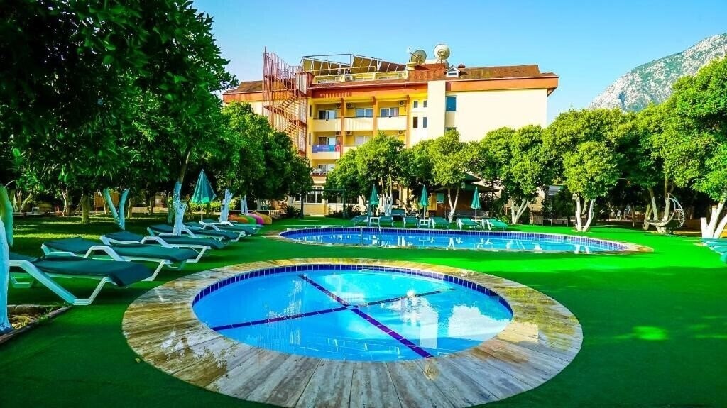 Отель Castle Park Hotel 3*
