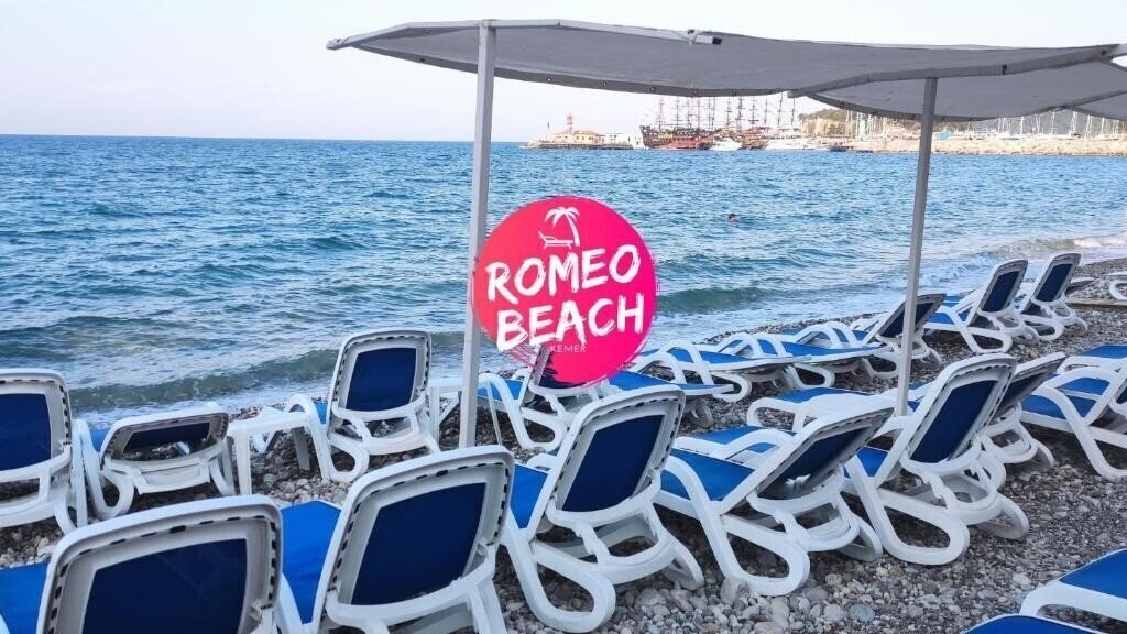 Отель Romeo Beach Hotel 3*