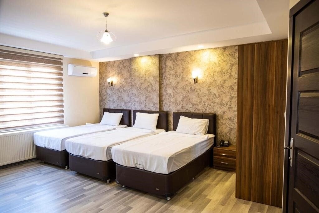 Отель Ikarus Hotel 3*