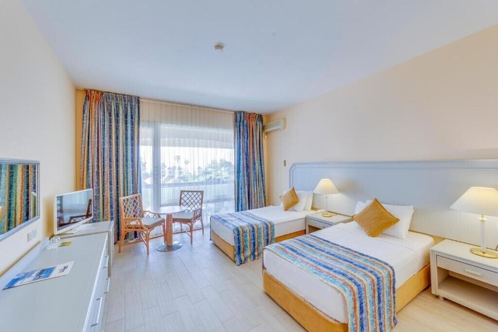 Фото The Grand Blue Sky International Hotel (ex. Grand Blue Sky) 4*