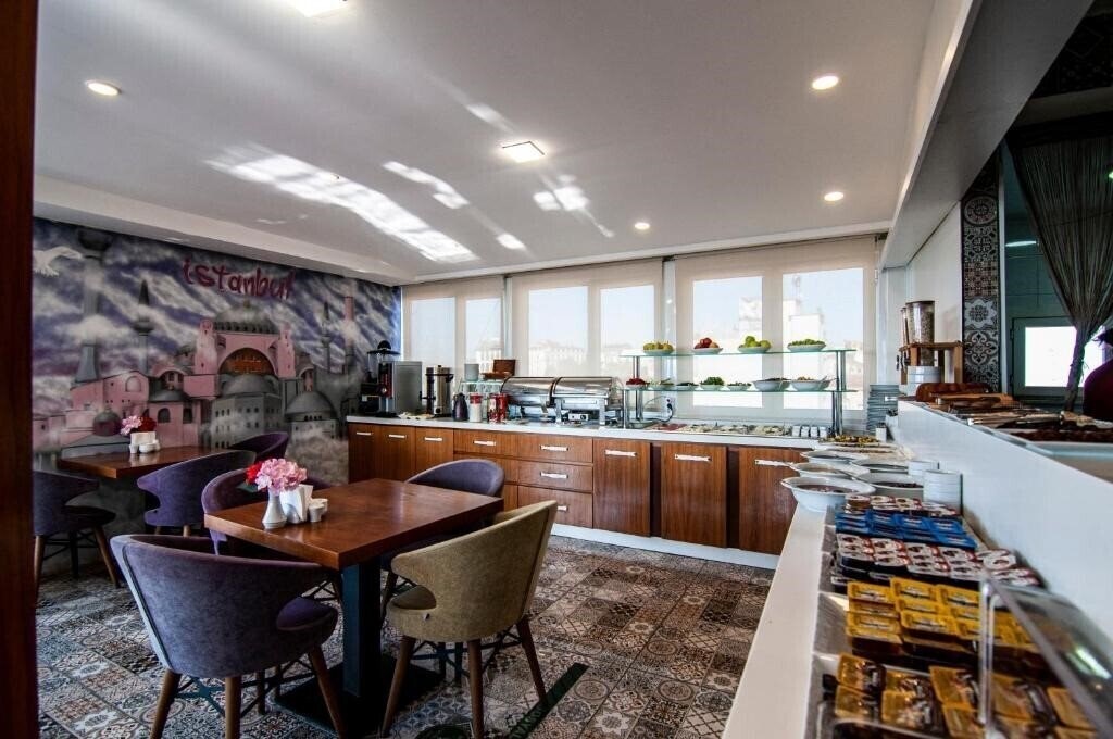 Фотография Ambassador Hotel 3*