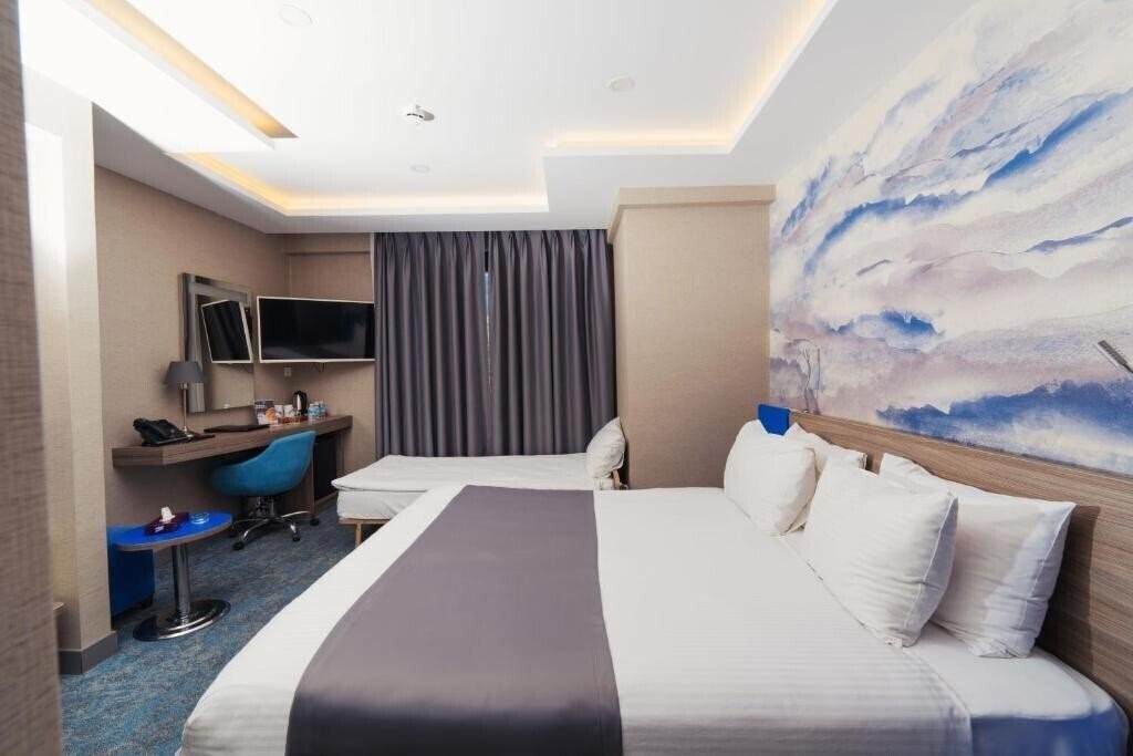 Фото Trip Bosphorus Taksim Hotel (ex. Tryp By Wyndham Taksim) 4*