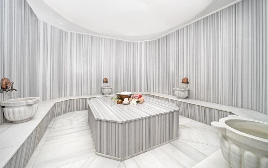 Отель Ramada Hotel & Suite Atakoy 5*