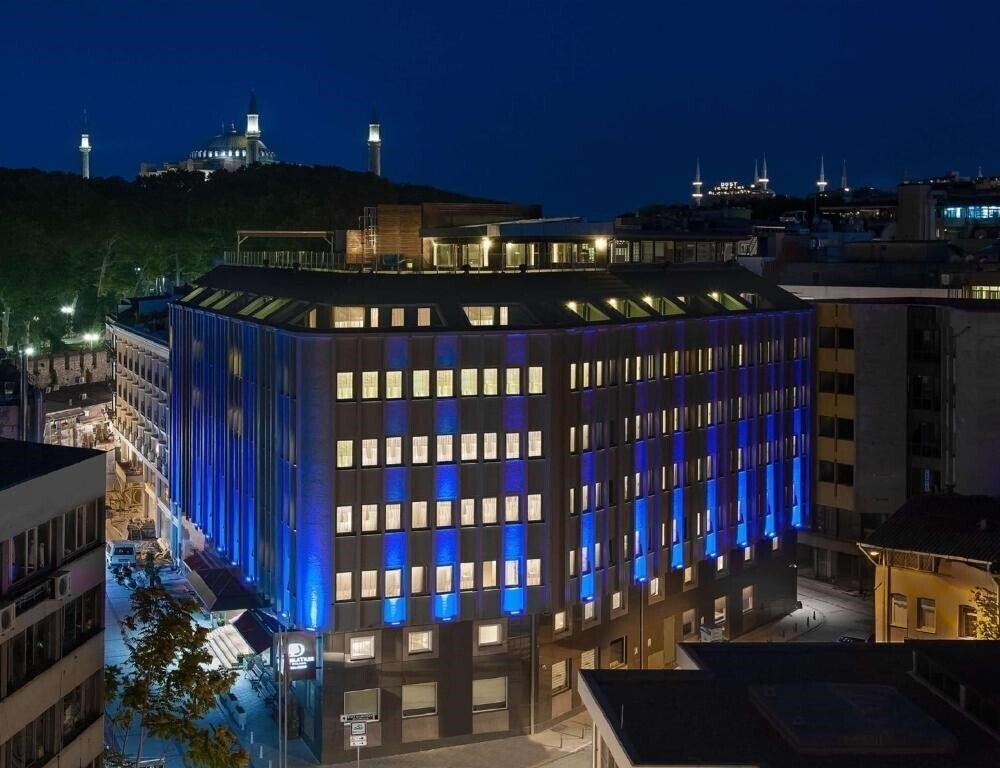 Отель Doubletree by Hilton Istanbul Sirkeci 4*