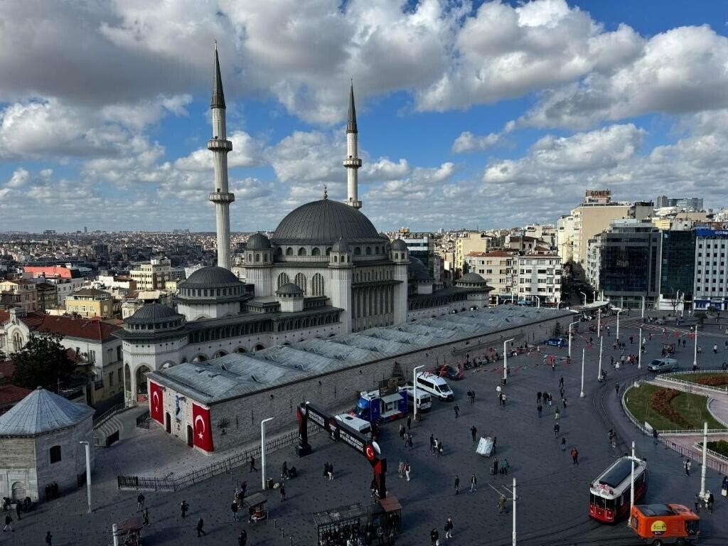 Отель CVK Taksim Hotel Istanbul (ex. CVK Hotels Taksim) 4*