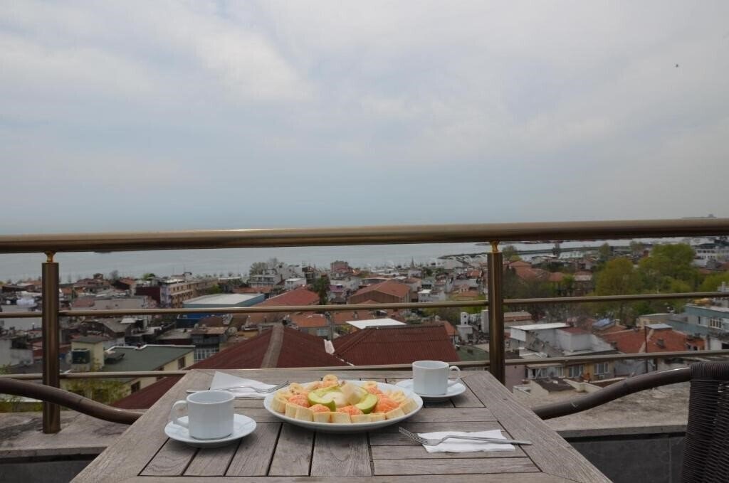 Отель The Reina Hotel 3*