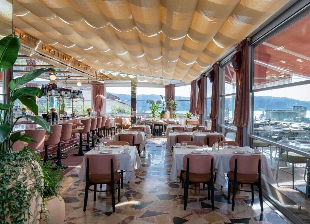 Фотография Crowne Plaza Istanbul - Ortakoy Bosphorus 5*