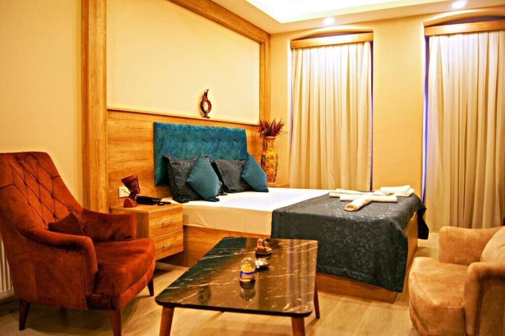 Отель Destinia Pera Suites 4*