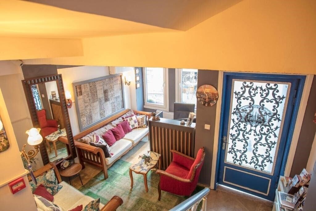 Отель La Petite Maison Hotel 3*