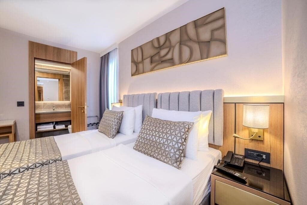 Отель Lions Royal Hotel 4*