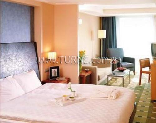 Отель Housez Suites & Apartments 4*