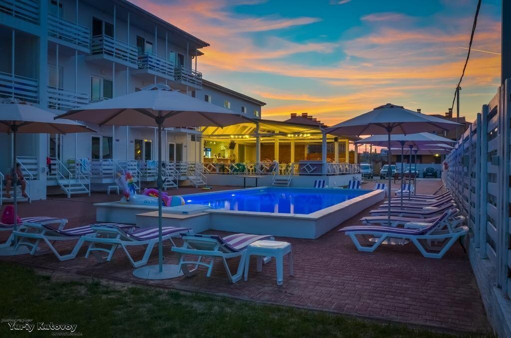 Отель Family Hotel Happy Inn 4*