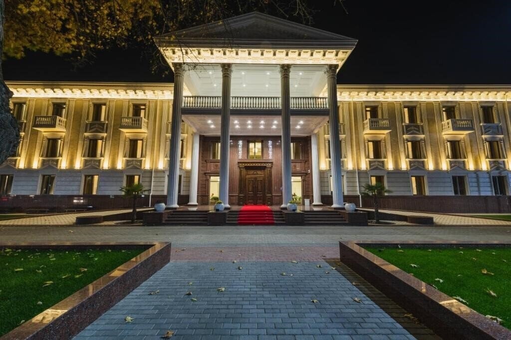 Отель Zarafshon Parkside 4*