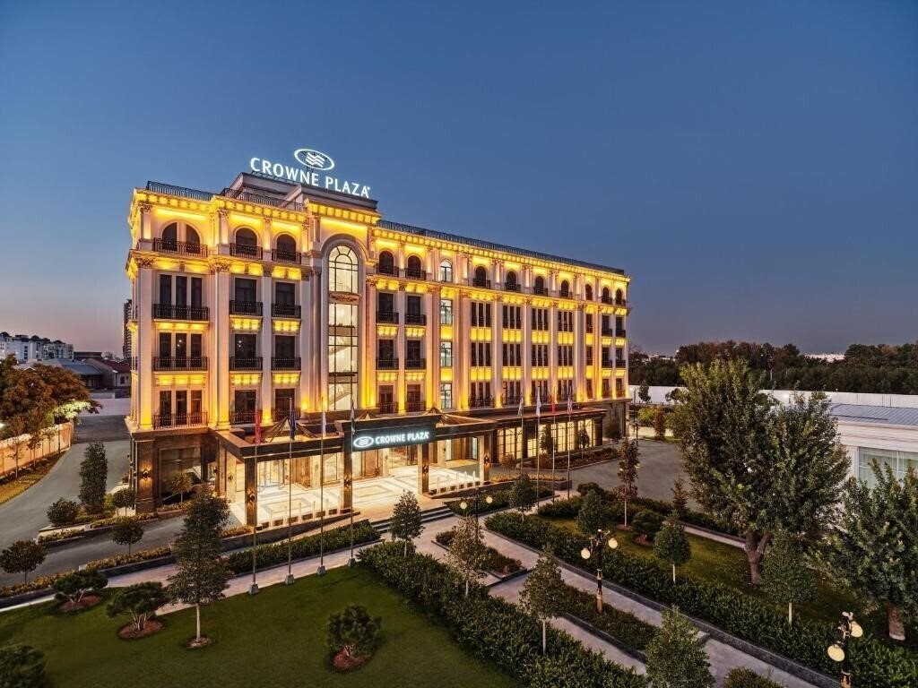 Отель Crown Plaza 4*