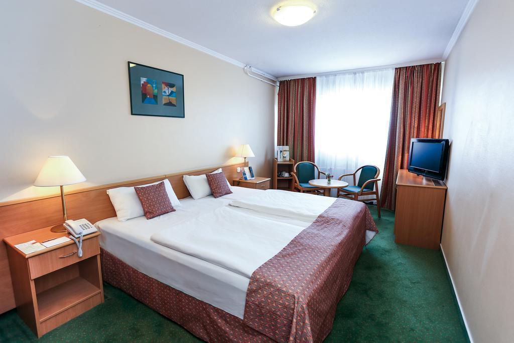 Отель Danubius Hotel Arena 4*