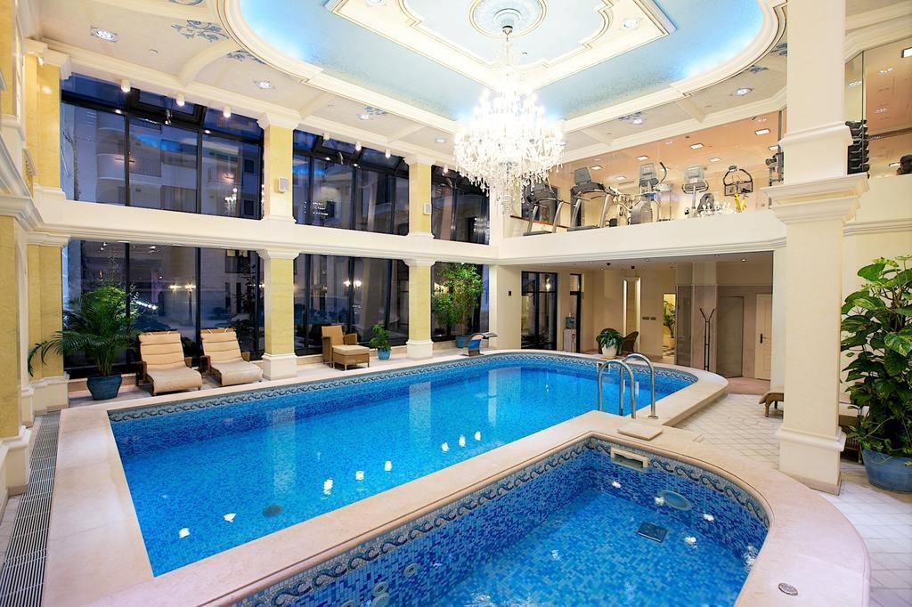 Отель Queen's Court Hotel & Residence 5*