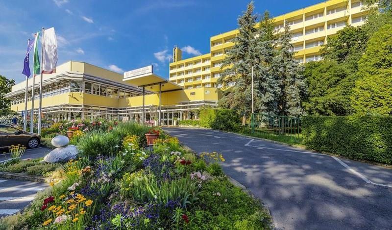 Отель Hunguest Hotel Helios 3*