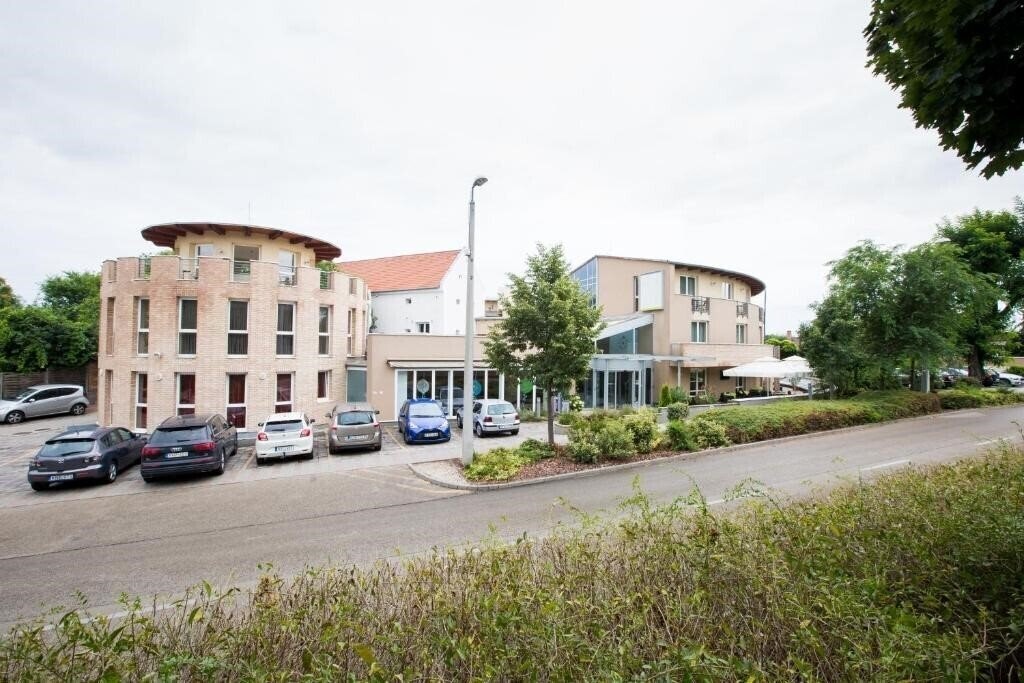 Отель Ce Plaza Hotel 4*