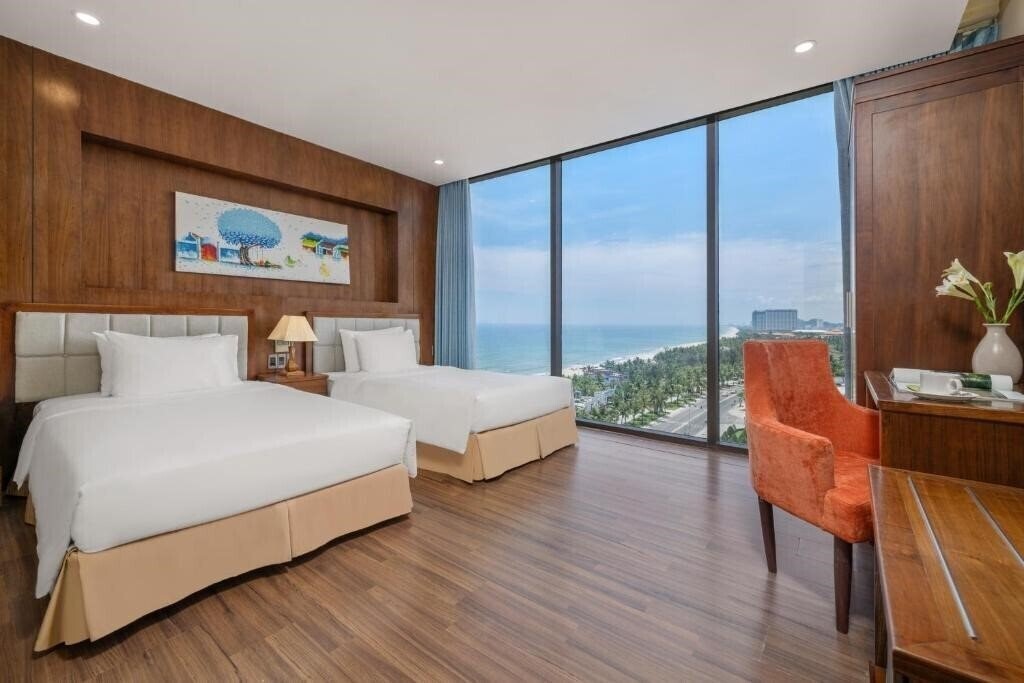 Отель Yarra Ocean Suites Danang 4*